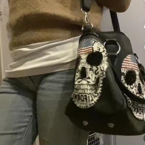 Väska - SUPER SNYGG rymlig väska😻 säljer då den inte kommer till användning. Hör gärna av er om ni har några frågor eller vill ha fler bilder 💗 ❗️köp direkt för 230 eller ge prisförslag❗️