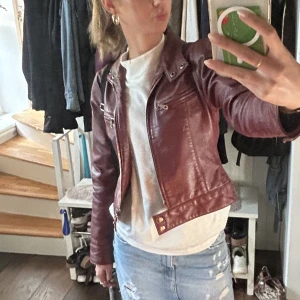 Vinröd skinnjacka  - Jag säljer nu min fina mörkröda skinnjacka. Så populär just nu! Det är 100% läder och kvaliten är superbra. Inga defekter. Jackan är i storlek XS. Skriv vid frågor eller för fler bilder💋