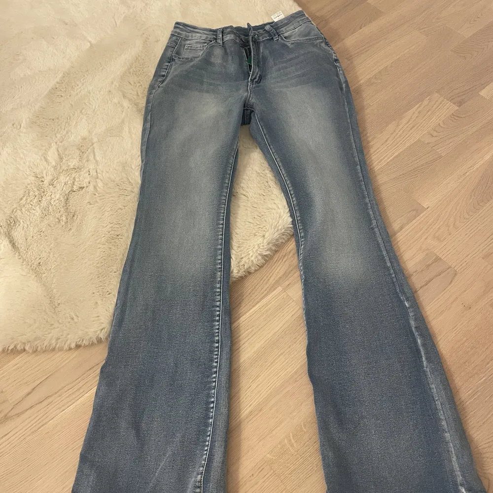 Jag säljer mina oanvända jeans från shein pågrund av att dem var förstora för mig.jag skulle säga att de är i storlek M.Annars är dom i jätte fint skick.Kan mötas upp runt Nyköping och trosa.. Jeans & Byxor.