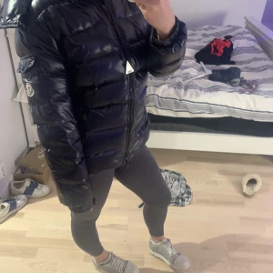 Moncler jacka  - Intresse koll på min moncler jacka som passar mig med S, då jag är sugen på en annan! Mörk blå, äkthets bevis samt qr!