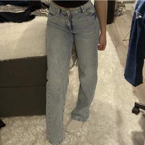 Så fina jeans, oanvända nyskick! Köpta för 350kr säljer för 200kr