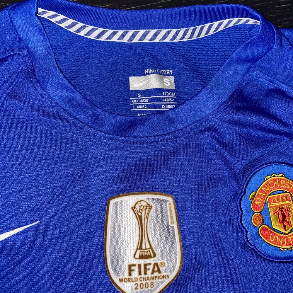 Säljer en mycket fin Ronaldo Manchester United retro långärmad tröja från 2008/09 säsongen. Har Club World Cup patch på brösten, och UCL winner patch på armen. Tröjan är äkta och helt oanvänd, 10/10 skick. Storlek S men funkar även för M. T-shirts.