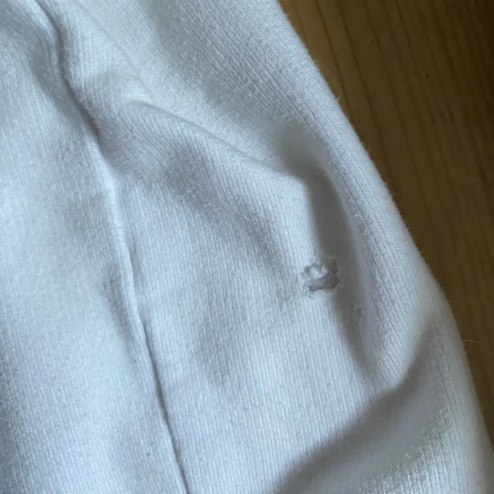 Jättefin hoodie, den har ett litet hål på ena sidan men det är inget man märker när den sitter på! Annars är det inga defekter som jag har hittat💙PRIS KAN DISKUTERAS . Hoodies.