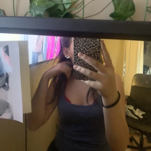 Blått linne  - Blått gulligt Basic linne 🫶🏼 aldrig använt bara provat❤️ säljer för det inte är min stil 💞