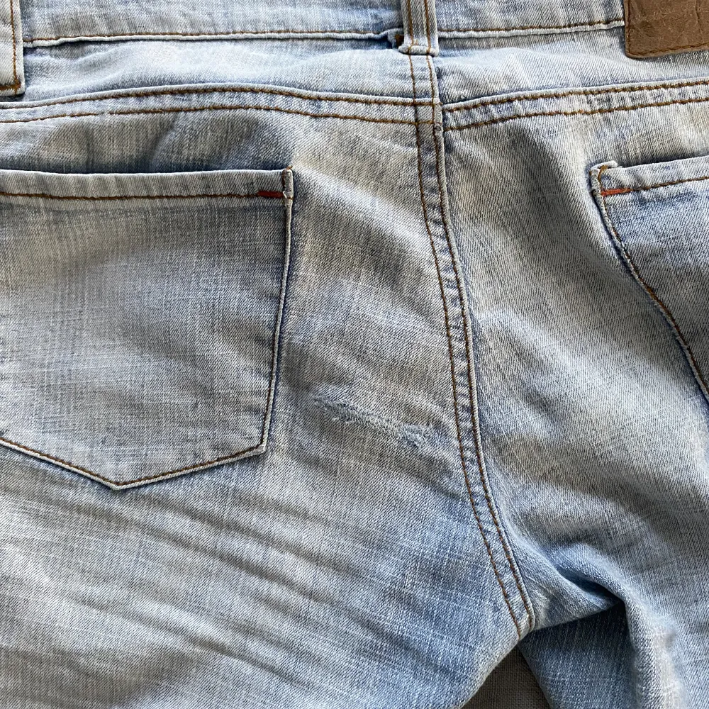 Assnygga lågmidjade jeans. Storlek 24/34 och passar i längden på mig som är runt 167. Säljer då de tyvärr är lite för små på mig. Liten defekt (sista bilden) men absolut inget man lägger märket till. . Jeans & Byxor.