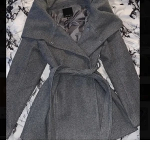 Kappa - Grå fin kappa. Lite använd. Storlek L 