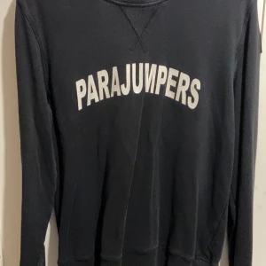 Parajumper sweatshirt M - Storlek: M Pris: 950kr Jag säljer min parajumpertröja då den ej passar mig längre. Jag har bärt på mig den Max 4 gånger så den är i god skick 