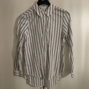 Randig skjorta i storlek M