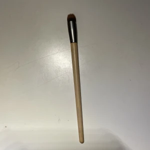 Ögonskuggsborste - Renar mycket av mitt smink, smycken och kläder nu och kan ge paketpris vid köp av flera✨🤍