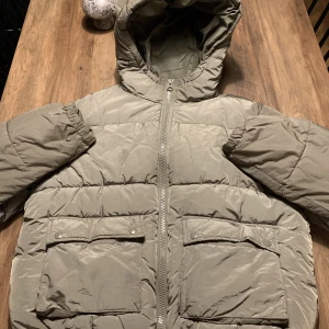 Vinterjacka - Så fin kaki grön vinterjacka från hm! 💚