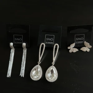 Örhängen  - Örhängen från snö of Sweden SÄLJES SEPARAT, 50kr/st. Fint skick. Endast de två vänstra kvar.