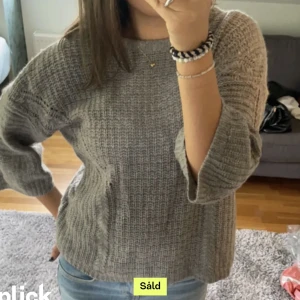 Grå trekvartsärmad - Grå stickad trekvartsärmad tröja. Storlek xs men passar S-M också. 100kr+frakt🩷 (Lånade bilder)