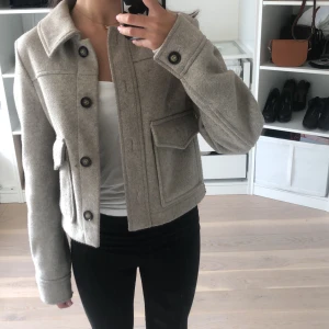 Kappa - Säljer denna jättefina kappa från Veromoda då den inte kommer till andvänding. Den är o bra skick och jag säljer den för 450kr köparen står för frakt ❤️