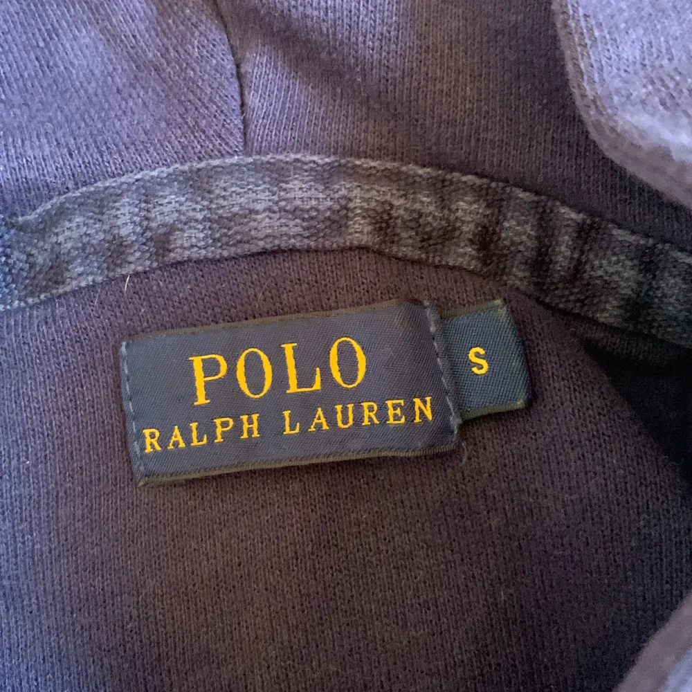 Jättesnygg zip från Ralph Lauren! Marinblå i strl S, säljs då den inte används💗 Fråga om du undrar något!❤️ Unisex!. Hoodies.
