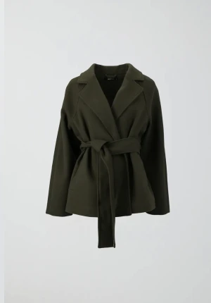 OANVÄND Gina kappa - Säljer denna jättefina jacka som är helt oanvänd! Det är en så fin grön färg som passar perfekt till hösten. Storlek xs som även är helt slutsåld på Gina tricots hemsida och i butik! Köpt för 699kr säljer för 599kr.