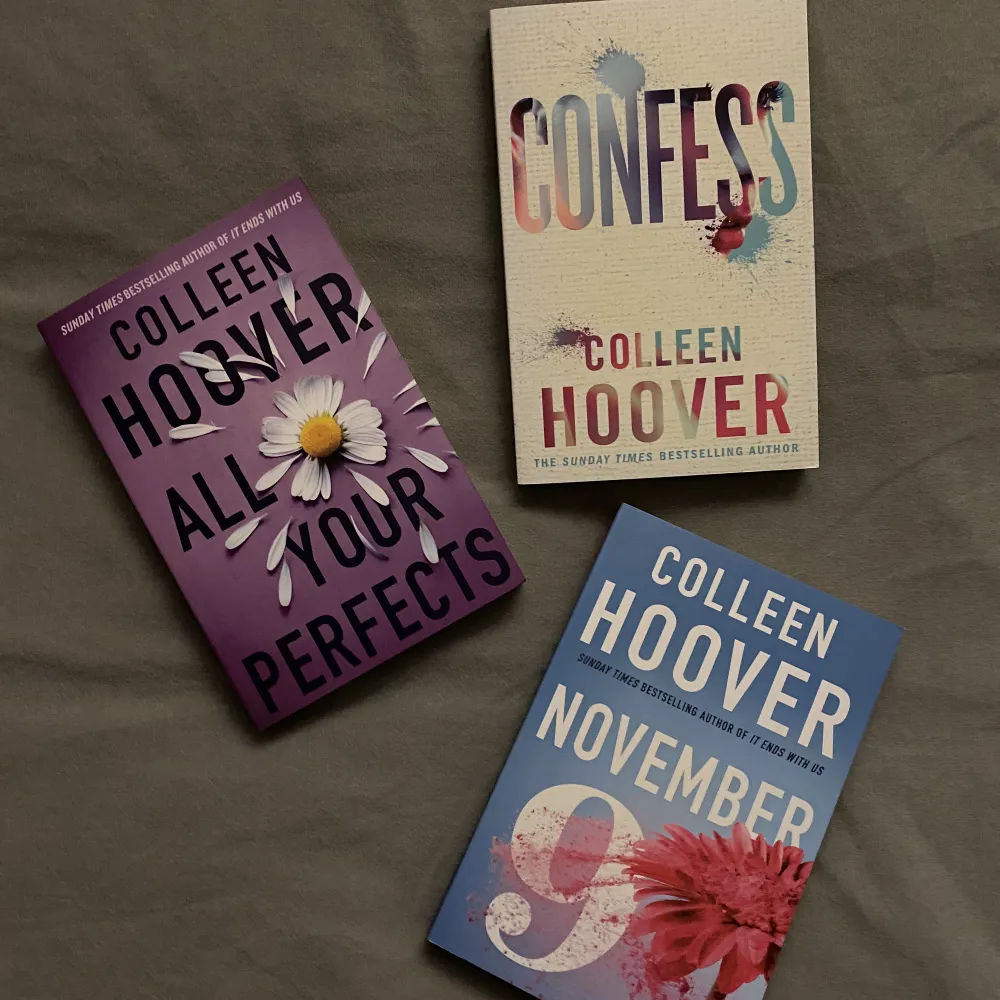 Säljer dessa tre böcker av Colleen Hoover. Läst samtliga en gång men de är nästan helt nya. En för 80kr, alla för 200kr. Alla är på engelska. Övrigt.