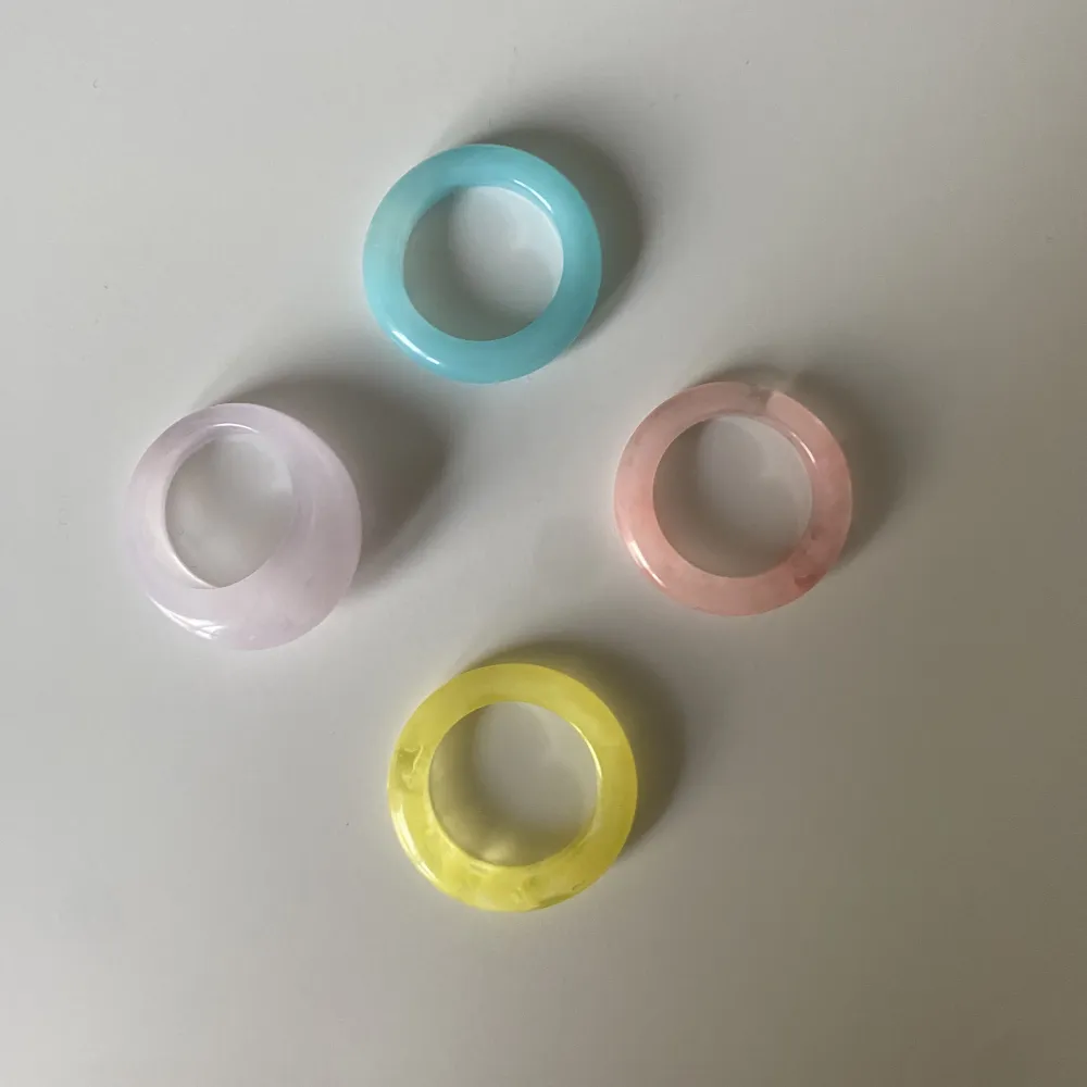 Säljer dessa fyra superfina färgglada ringarna. Använda typ 1 gång, så i ett väldigt fint skick🫶 köptes på HM för cirka 150kr, säljer för 60kr. Accessoarer.