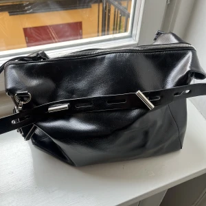 Zara Väska - Zara väska i toppen skick! Rymlig (får plats med allt såsom dator) och snygg!❤️ Axelband går också att justera självklart