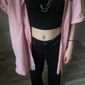 Snygga baggy lågmäldaste jeans från H&M. Säljer pga att de inte används. De är ganska korta i modellen och passar kanske någon som är 165cm och lite kortare, nog inte längre. 