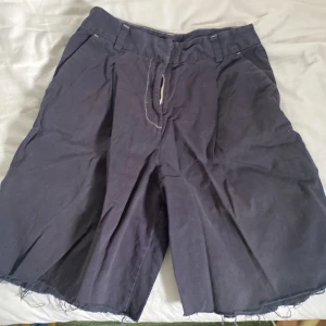 Shorts - Avklippta monki chinos
