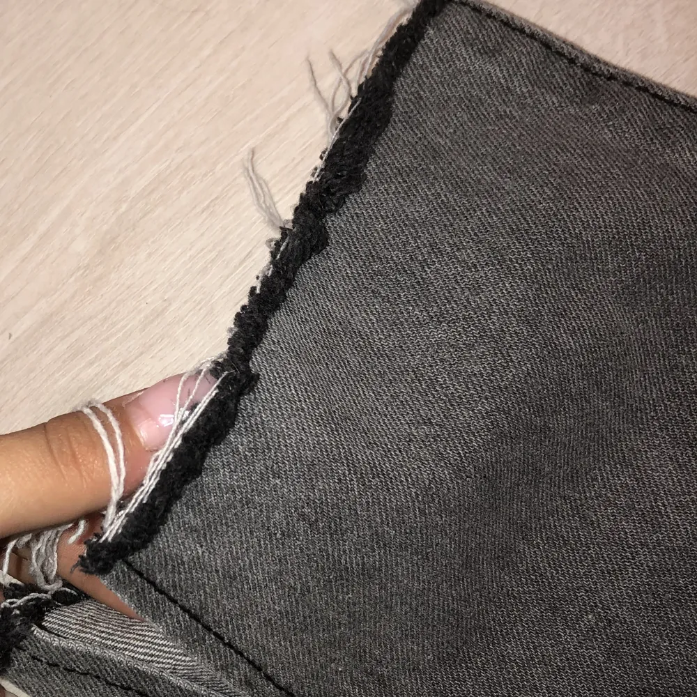 Ett par skitsnygga gråa jeans från prettylittlething. Knappt använda och tyvärr inte min stil längre.🤍. Jeans & Byxor.