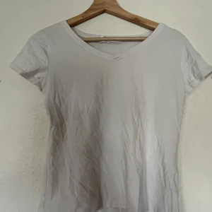 T-shirt - Vit t-shirt med v-ringning. Storlek S