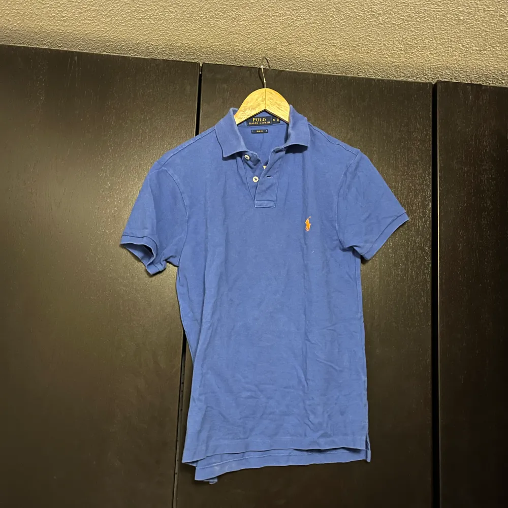 En skön ralph lauren piké köpt från kidsbrandstore för flera år sedan. Den är blå i strl S hör av er om frågor och funderingar. . T-shirts.