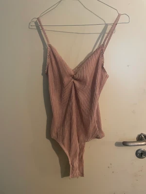 Smutsrosa body - Smutsrosa body från Bik Bok men köpt på Sellpy. Storlek S. 
