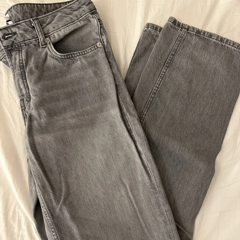 Säljer ett par grå jeans från lager. Deras ”icon” jeans. Använda fåtal gånger och i mycket bra skick. . Jeans & Byxor.