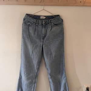 Blå jeans från NA-KD. Byxorna är i strl 38 och är sparsamt använda.   Skriv för fler bilder!😊