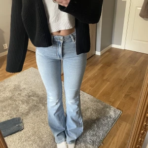 Bootcut jeans - Ett par super fina bootcut jeans från Ginatricot. Säljer dom då jag aldrig längre använder dom🥰
