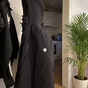 Sail Racing vinterjacka - Hej, jag säljer min Sail Racing vinterjacka i strl L, varmt jacka som kommer passa perfekt till vintern :)  Nypris är ca 3700kr