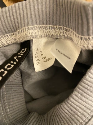 Grå/blå t-shirt - En fin blå/grå t-shirt från H&M aldrig använd 
