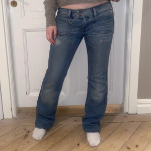 Lågmidjade Diesel jeans - GALET snygga lågmidjade Dieseljeans i utsvängd modell och ljus tvätt💓Så cool knäppning. Bra skick! Passar S-M. Skriv vid funderingar och kolla in mina andra annonser ✨