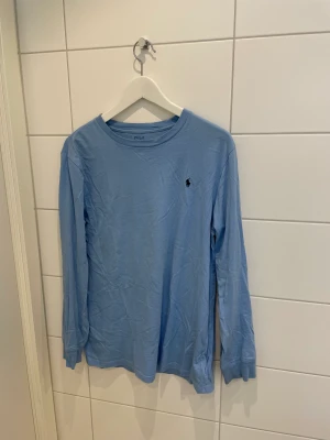 Ralph lauren tröja - Snygg tröja från Ralph lauren som är lite tunnare. Skicket är 8/10. Storlek S. Mitt pris är 250