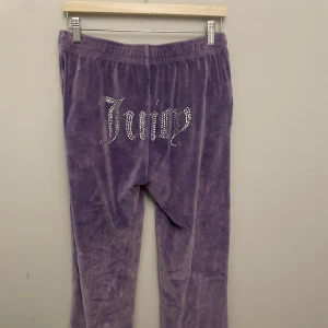 Juicy byxor - Använda fåtal gånger. Ljuslila och har alla stenar kvar, inga fläckar osv