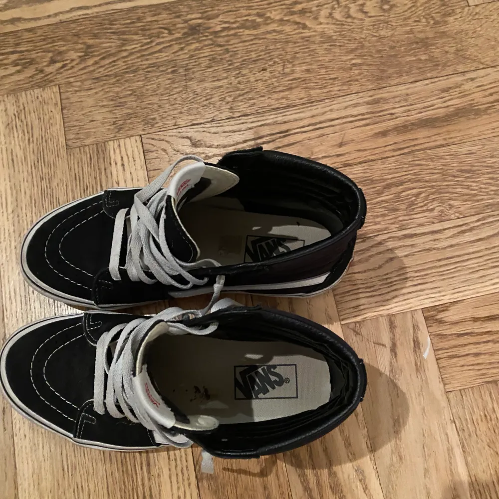 Säljer dessa jättesnygga vans! Köpta för ett år sedan men bara väldigt sparsamt använda då de är för små för mig. Nypris 999kr mitt pris 500 kr eller kom med förslag. Frakt tillkommer🥰. Kengät.