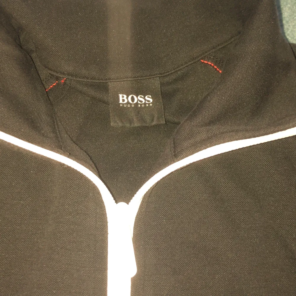 En nästan oanvänd Hugo boss zip tröja, kan diskutera pris skriv om frågor om du har några. . Hoodies.