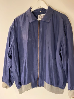 Tunn vintage jacka  - Strl: M Använt skick 