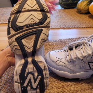 New Balance 608 - New Balance 608.  Använda 1 sommar. Dock inget sprucket läder eller liknande. Hela hälar  Storlek 38.  23.5 cm