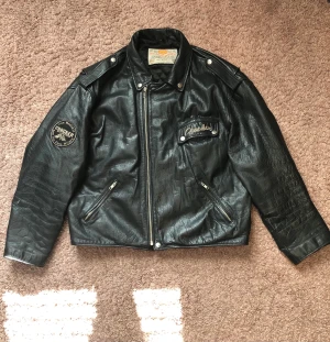 Vintage crocker läderjacka - En unik retro/vintage läderjacka i äkta läder från crocker. Köpt second hand men väl omhändertagen/i fint skick. Inga defekter förekommer. Storlek XL men sitter fint oversized på mig som vanligtvis bär storlek S/M.