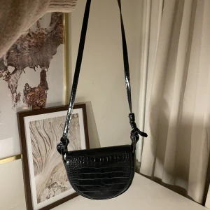 Svart  - Snöret har gått av så den är knuten men är snygg ändå tycker jag!🤍🤍