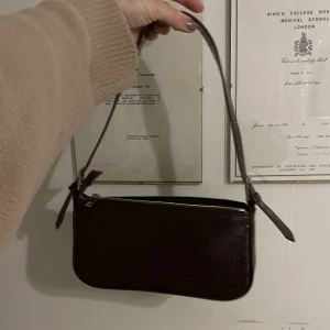 Brun väska MANGO - Supersnygg väska 