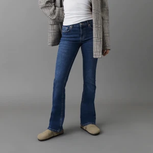 Lågmidjade bootcut jeans - Säljer mina lågmidjade bootcut jeans från Gina då de tyvärr är för stora för mig, skriv för egna bilder. De är slitna längst ner vid kanten. Skulle även kunna tänka mig att byta mot ett par i 36.