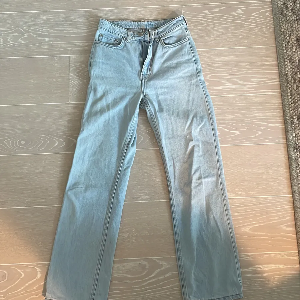 Skitsnygga och sköna jeans i strech från weekday, knappt använda och i bra skick. storlek  25/30. Jeans & Byxor.