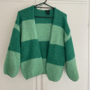 Grön kofta - Säljer min fina gröna kofta från Lindex, färgerna är mer starka i verkligheten skulle jag säga! Jättefint skick och perfekt nu i höst🍂Säljs inte längre💚