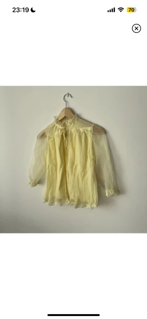 Gullig tunn jacka, kofta, topp, vintage, retro.  - Supersöt vintage neglige/bedjacka i gult. Tyvärr har den en del fläckar, har handtvättat den men det kanske går att få bort på något sätt. Storlek XS-S