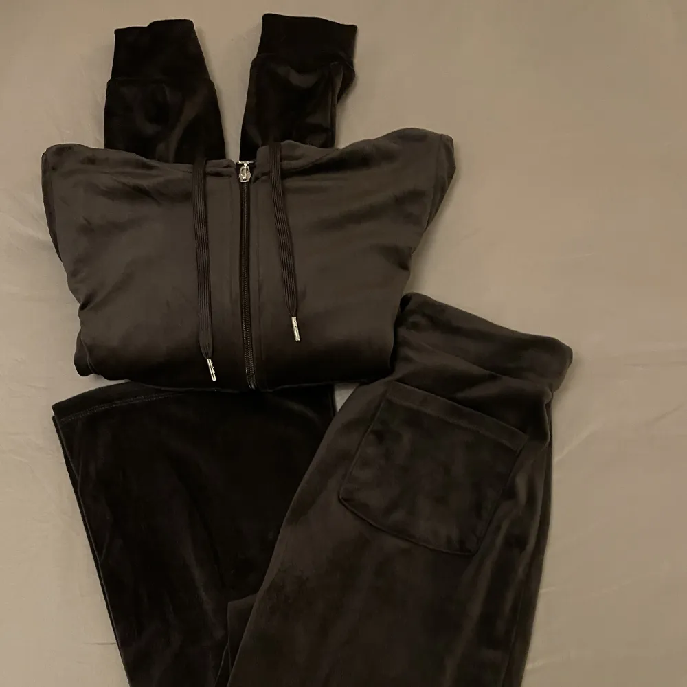 Knappt använd sett från Gina Tricot i den mörkbruna färgen, tröjan är S och byxan XS! . Tröjor & Koftor.