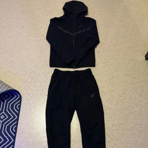 Nike tech fleece - Säljer en svart Nike tech fleece tracksuit i storlek xs. I nyskick, använt någon gång. Om ni är intresserade kom dm