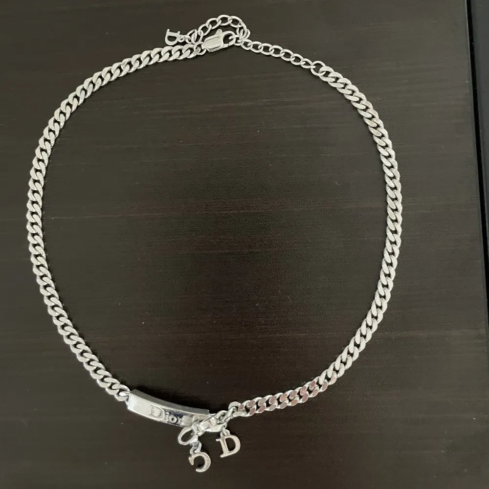 Superfint halsband från Dior i nyskick 35-40 cm i original-låda 🤩. Accessoarer.